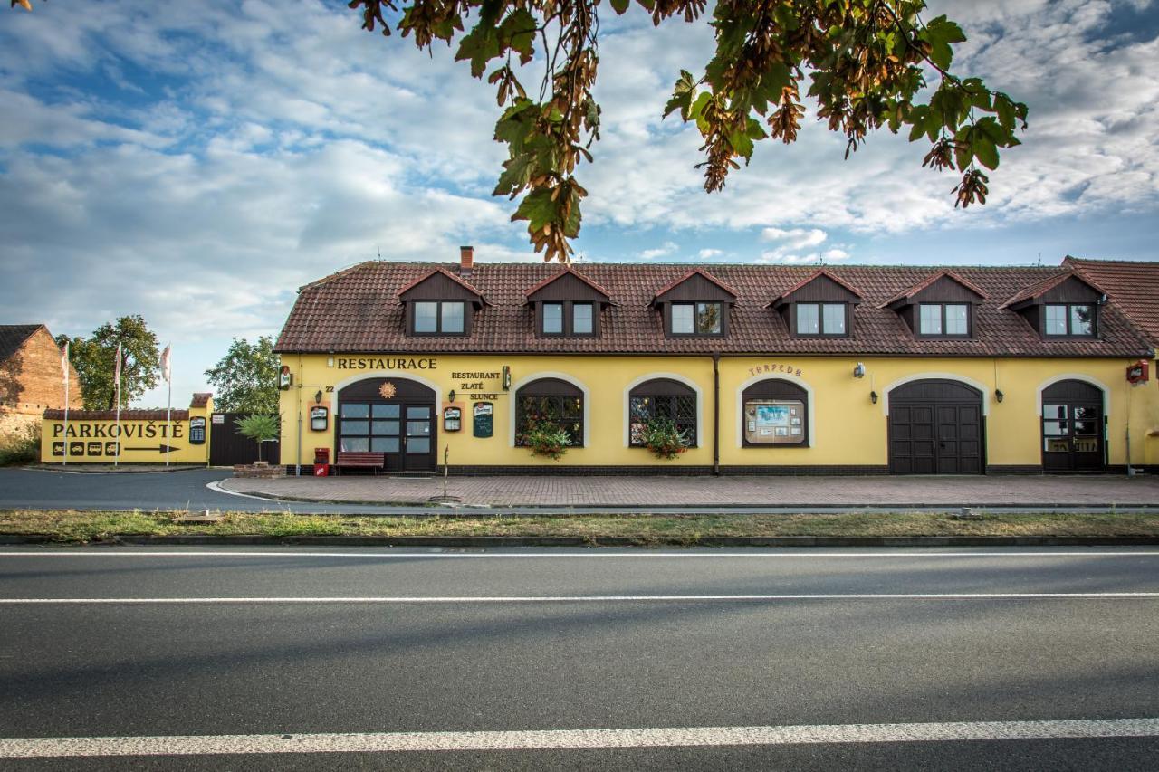 Penzion Zlate Slunce Hotel Chocenice Bagian luar foto